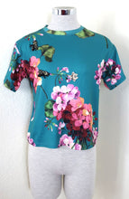 Load image into Gallery viewer, GUCCI Green Floral Bees Bee EMbellished Embroidery Cotton Tee Shirt Top Blouse Small 0 2 4