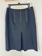 Load image into Gallery viewer, Vintage Chanel 2000 00T Zipper Detail Wool Pencil Skirt Black FR 40 US 7 8 Medium