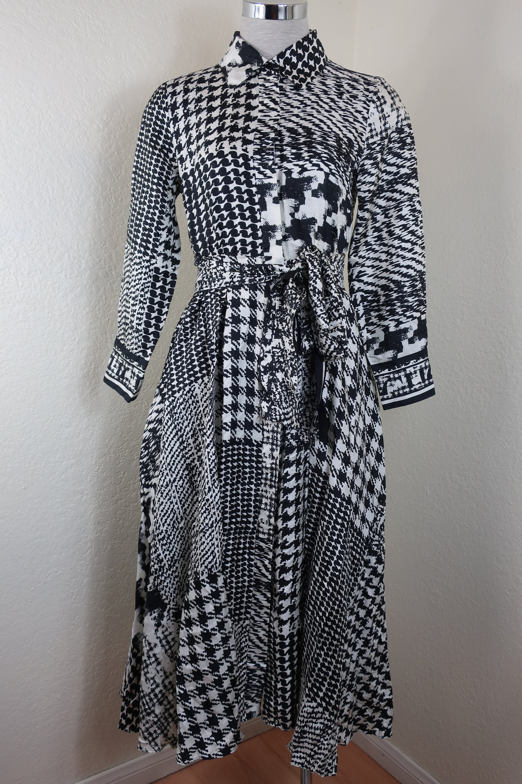 CAROLINA HERRERA Black White Silk Long Sleeve Wrap Maxi Button Up Dress Small 0 2 4